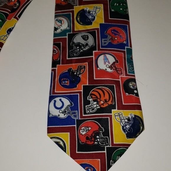 SURREY NFL Football Helmets Tie - Picture 2 of 6
